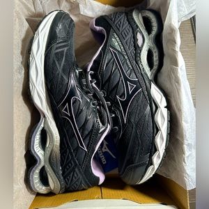 NEW!! Mizuno running sneakers